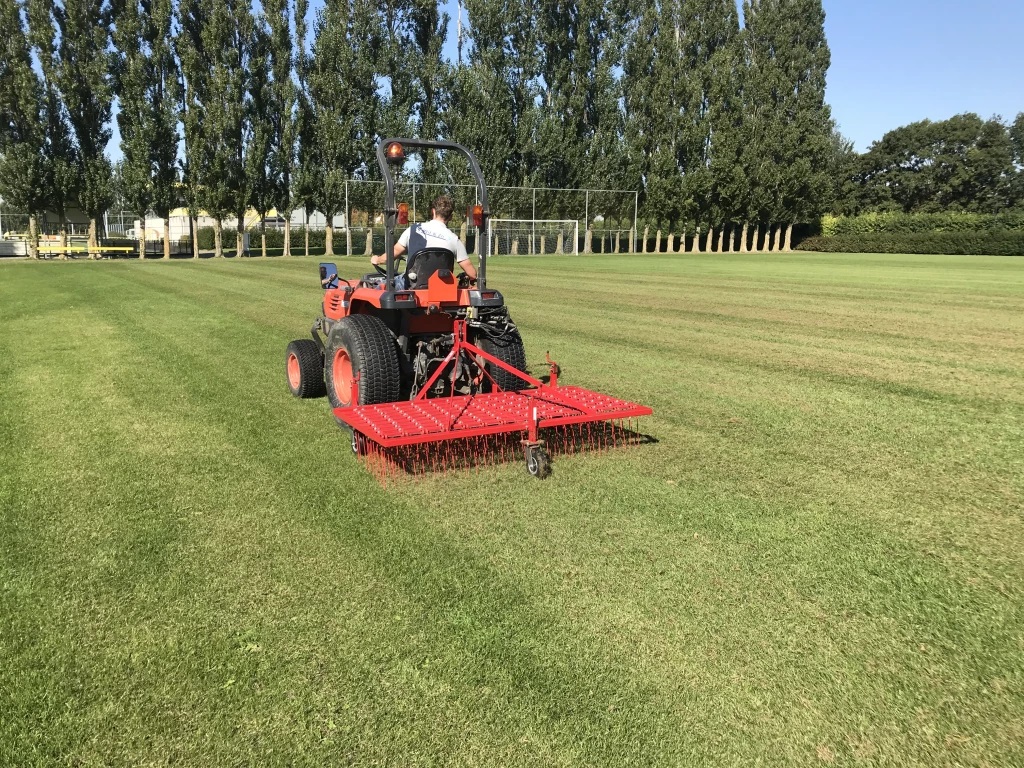 Het belang van wiedeggen of kriebeleggen bij het onderhoud van sportvelden