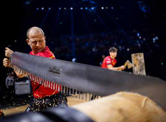 Robin Cuvelier combine son métier d’arboriste avec une passion pour les Timbersports.
